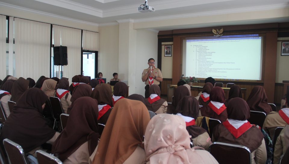 Pengurus UKM Racana sedang menyampaiakan materi kepada peserta pelatihan kjepramukaan.