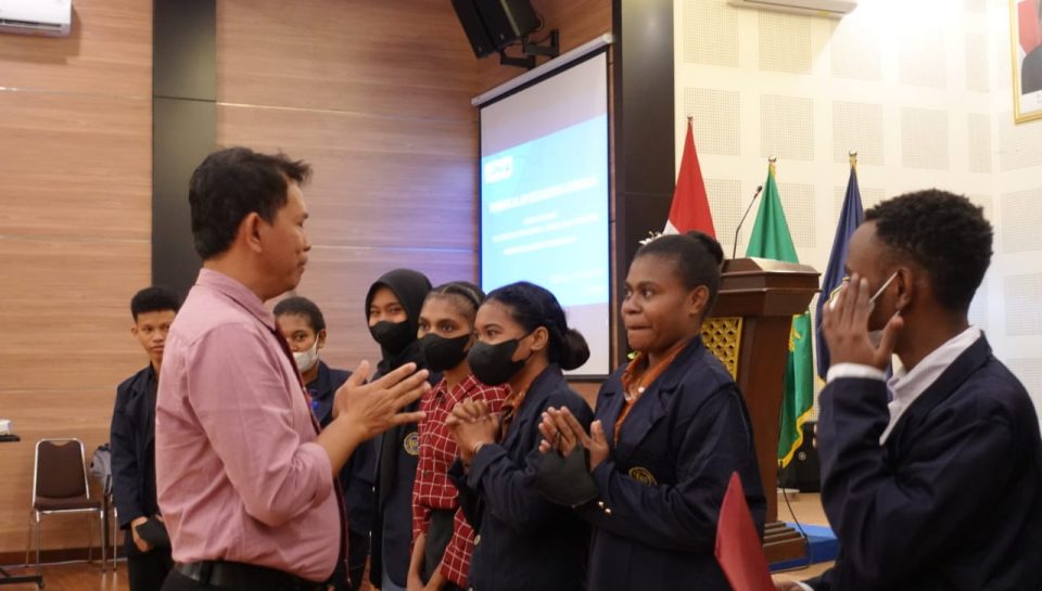 WR I memberikan SK kepada beasiswa afirmasi pendidikan