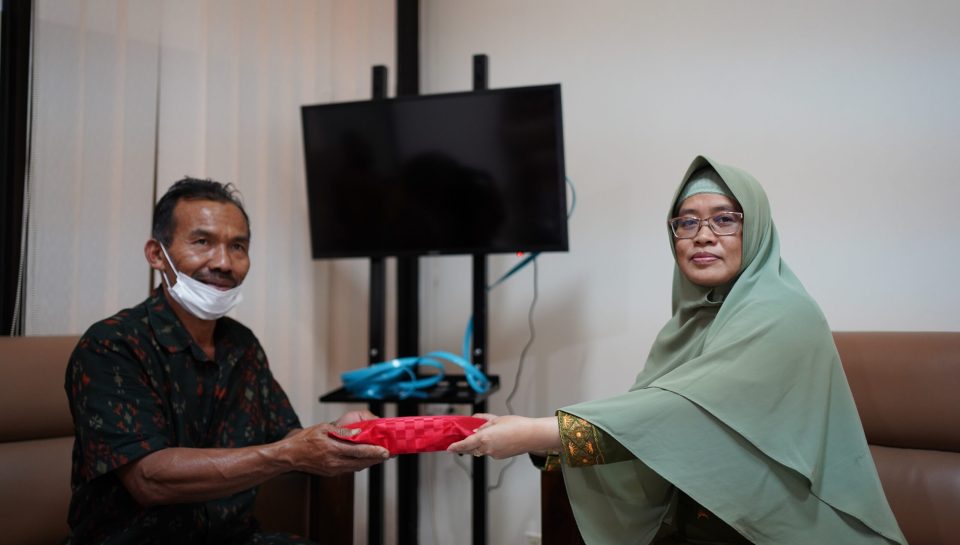Rektor secara simbolis