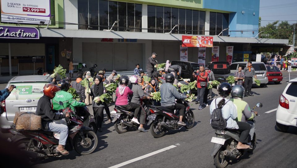 Mentari UNIMMA bagika sayur