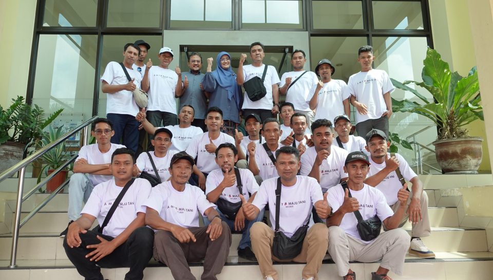 Foto bersama Kelompok Tani AMT dengan tim PkM UNIMMA dan Ka LPPM