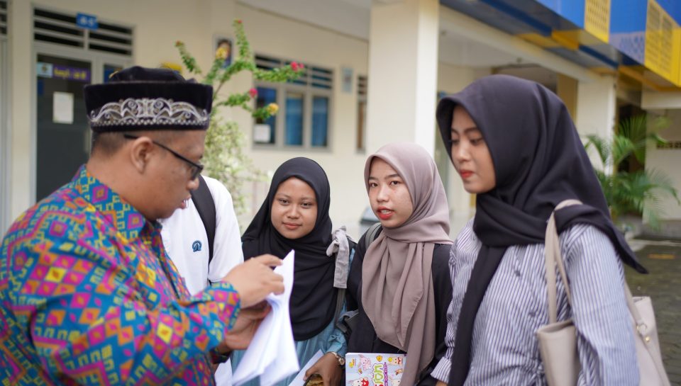 mahasiswa Psikologi UNIMMA sedang berdiskusi dg kaprodi
